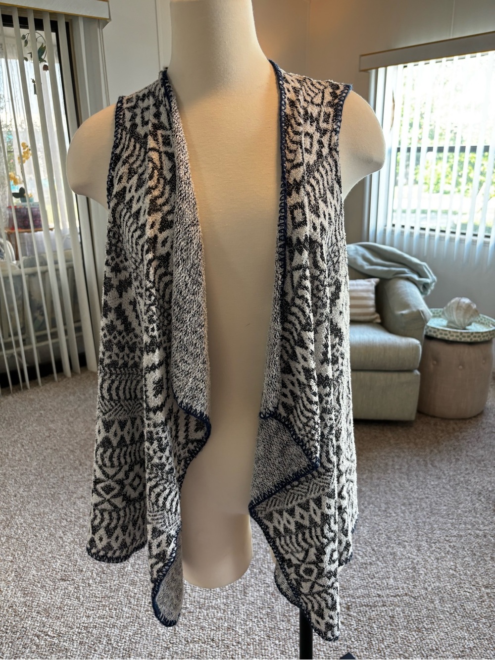 Knox Rose Black and White Open-Front Knit Vest